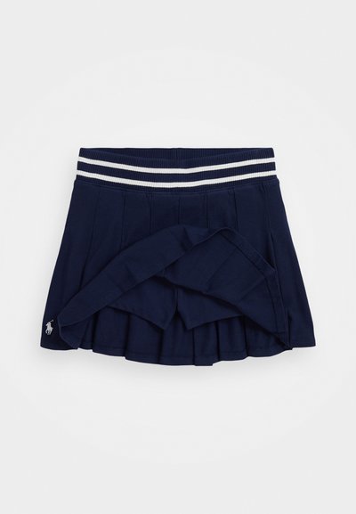 Mørkeblå plisseret skjørt med bred elastisk linning og hvite striper, laget av lett stoff, og inkluderer indershorts.