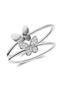 Zilveren ring met twee vlinder motieven; de ene gepolijst, de andere versierd met sprankelende stenen, geplaatst op een strakke minimalistische band.