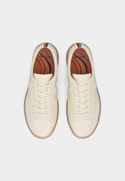 Ζεύγος εκρού δερμάτινων αθλητικών παπουτσιών με κορδόνια, πάτους με ραβδώσεις σε πολλαπλά χρώματα και ετικέτα "Paul Smith".