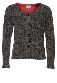 Graue Leopardenmuster-Strickjacke mit langen Ärmeln, rundem Ausschnitt, schwarzen Knöpfen und einem kontrastierenden roten Innenfutter. Verfügt über zwei vordere Taschen.
