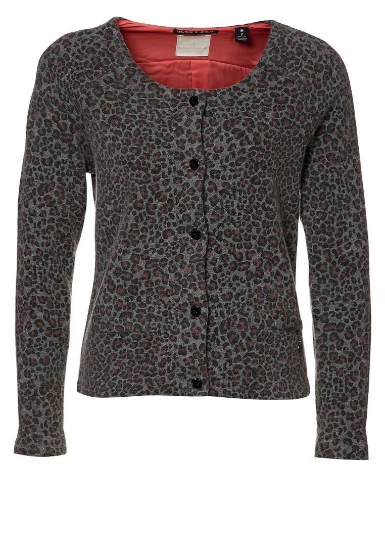 Graue Leopardenmuster-Strickjacke mit langen Ärmeln, rundem Ausschnitt, schwarzen Knöpfen und einem kontrastierenden roten Innenfutter. Verfügt über zwei vordere Taschen.