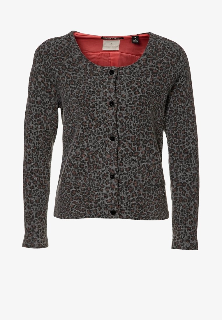 Graue Leopardenmuster-Strickjacke mit langen Ärmeln, rundem Ausschnitt, schwarzen Knöpfen und einem kontrastierenden roten Innenfutter. Verfügt über zwei vordere Taschen.