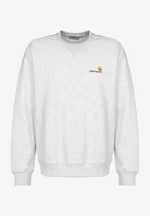 Sudadera de felpa gris con cuello redondo, puños y dobladillo acanalados, que presenta un pequeño logo marrón de Carhartt en el área del pecho izquierdo.