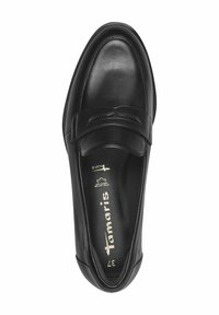 Černá kožená obuv na slip-on s hladkým povrchem, zaoblenou špičkou a dekorativním prošíváním na svršku. Zlaté logo viditelné na stélce.