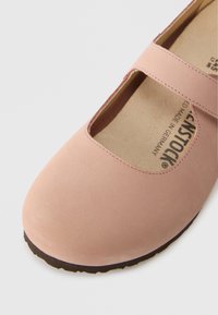 Ροζ δερμάτινο παπούτσι με στρογγυλή μύτη και φαρδιά λωρίδα πάνω από το μεγάλο δάχτυλο. Διαθέτει υφή στην επιφάνεια και καφέ καουτσούκ σόλα.