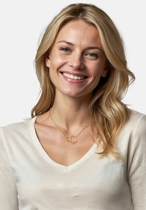 Guldhalskæde med to sammenflettede cirkler, båret over en lysefarvet v-hals t-shirt. Glat metaloverflade, enkelt design med minimale udsmykninger.