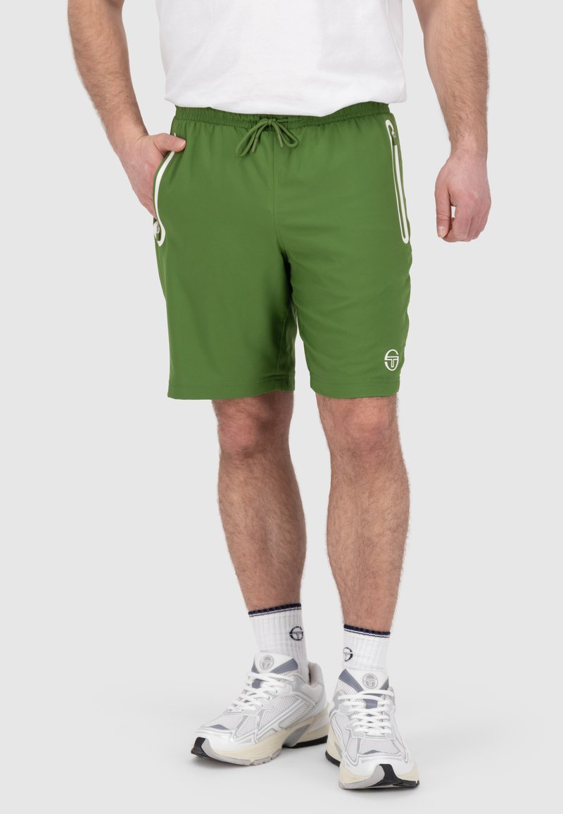 Pantaloni corti verdi realizzati in tessuto liscio, con vita elastica e cordino, tasche laterali e un dettaglio del logo sulla gamba.