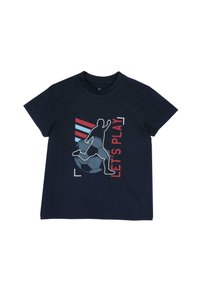 Dunkelblaue Baumwoll-T-Shirt mit einem Grafikmotiv eines Fußballspielers in Aktion, mit dem Text "LASST UNS SPIELEN" und roten sowie blauen Streifenakzenten.