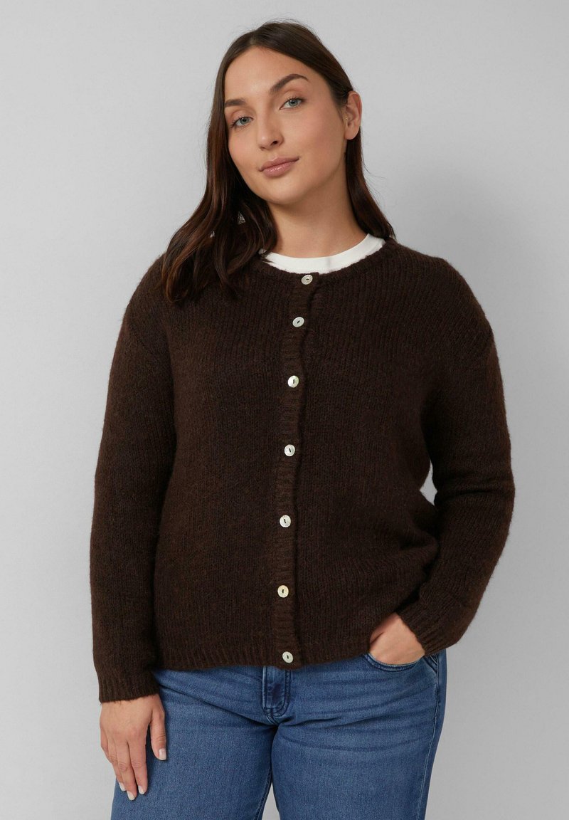Brauner gestrickter Cardigan mit rundem Ausschnitt, der eine durchgehende Knopfleiste mit fünf hellen Knöpfen und gerippten Bündchen aufweist, aus weichem Material gefertigt.