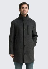 Hall hallide villasegu jacket kõrge kaelusega, viis nuppu, küljetaskud ja tekstuuriga viimistlus. Omab elegantset, sirget siluetti.