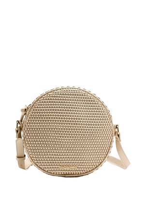 Sac rond tressé en beige avec une surface texturée et une sangle réglable. Présente un logo doré en bas et une sangle en cuir lisse.