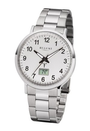 Montre-bracelet argent analogique avec cadran blanc, aiguilles noires, index horaires numériques, affichage numérique de la température et bracelet en maillons métalliques.