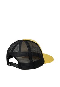Žltá a čierna sieťová trucker čiapka s nastaviteľným uzáverom snapback, zobrazená z zadného bočného uhla na bielom pozadí.