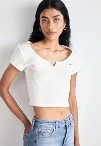 Tommy Jeans NECKLINE DETAIL  - Jednoduché tričko - ancient white