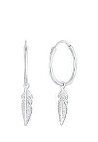 Sølv hoop øreringe med en detaljeret, tekstureret bladleaf vedhæng hængende fra hver ring. Enkel og elegant design med poleret finish.