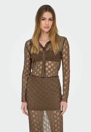 Conjunto marrón de dos piezas y traslúcido que incluye una camisa abotonada de mangas largas y una falda a juego, ambos con patrones de textura acanalada.