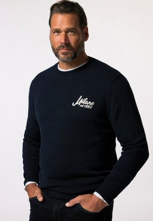 Dunkelblauer Strickpullover mit rundem Ausschnitt, auf dem links auf der Brust in Weiß "Milano est 1880" gestickt ist. Mit gerippten Bündchen und Saum.