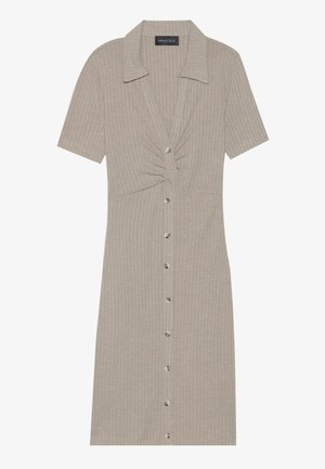 Beige ribbeljurk met korte mouwen, een kleine kraag, een gedraaide tailleontwerp en een sluiting met knopen aan de voorkant met metalen accenten.