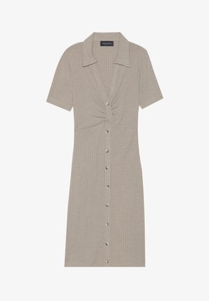 Beige ribbeljurk met korte mouwen, een kleine kraag, een gedraaide tailleontwerp en een sluiting met knopen aan de voorkant met metalen accenten.