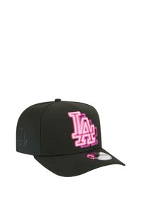Schwarze Kappe mit gebogenem Schirm, die vorne ein gesticktes "LA"-Logo in Pink und ein kleines Logo an der Seite hat.