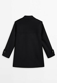 Czarny wełniany płaszcz o dopasowanym kroju, z usztywnianym kołnierzem, długimi rękawami i mankietami na guziki. Gładka faktura i minimalistyczne wykończenie z tyłu.