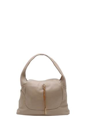Borsa in pelle beige con manico curvo e pattina frontale chiusa da una cerniera con tiretto in pelle color cuoio.