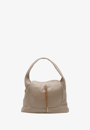 Borsa in pelle beige con manico curvo e pattina frontale chiusa da una cerniera con tiretto in pelle color cuoio.