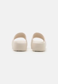 Tommy Jeans FLATFORM POOL SLIDE - Iešļūcenes - newsprint