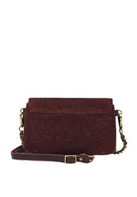 Sac bandoulière en daim rouge avec un motif léopard, quincaillerie dorée, et une bandoulière à chaîne détachable. Fermeture à rabat avec une texture lisse.