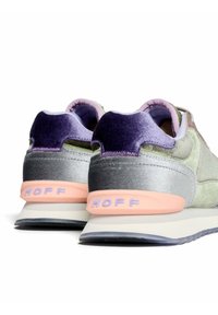 Baskets avec un design multicolore présentant un tissu texturé vert et violet, un accent argenté, et une semelle en caoutchouc rose avec le logo "HOFF".