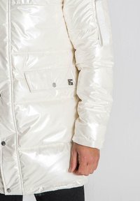 Gianni Kavanagh GLOSSY - Abrigo de invierno - white