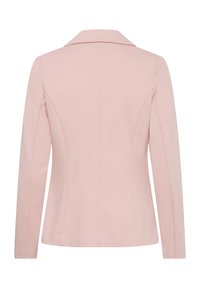 Blazer tailleur rose clair avec manches longues et col structuré, vu de dos sur un fond blanc uni.