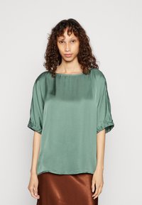 someday. ZATINI - T-shirt básica - pine green