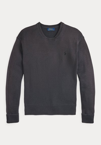 Σκούρο γκρι πλεκτό πουλόβερ με ριμπ πλεκτό στρογγυλό λαιμόκοψη, μακριά μανίκια και ριμπ μανσέτες. Διαθέτει μικρό λογότυπο στο αριστερό μέρος του στήθους.