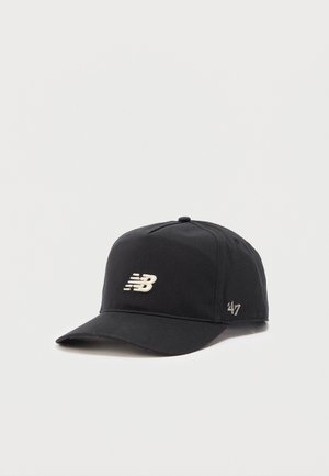 Čierna baseballová čiapka s bielym logom New Balance na prednej strane a sivým vyšitým číslom '47' na boku.