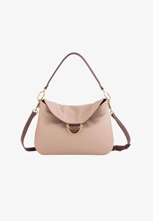 Beżowa torebka skórzana o fakturze z klapką, złotym zapięciem i podwójnymi brązowymi ramiączkami na białym tle.