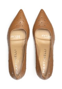 Ballerines en cuir marron avec des bouts pointus, ornées de clous argentés sur les côtés, avec des semelles intérieures rembourrées et le nom de la marque imprimé à l'intérieur.