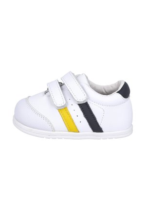 Zapato blanco con dos correas de Velcro, con rayas amarillas y marinas en el costado, parte superior de cuero texturizado y suela de goma.