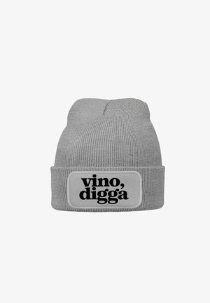 Graue Strickmütze mit geripptem Muster und umgeschlagenem Bündchen. Verziert mit einem weißen rechteckigen Aufnäher, auf dem in fetter schwarzer Schrift "vino, digga" steht.