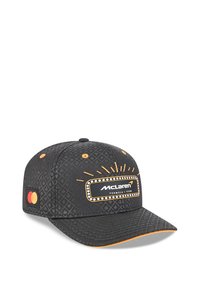Czarna czapka z wzorem, z pomarańczowym akcentem, logo McLaren i naszywką Mastercard. Strukturalny design z płaskim daszkiem i regulowanym tyłem.
