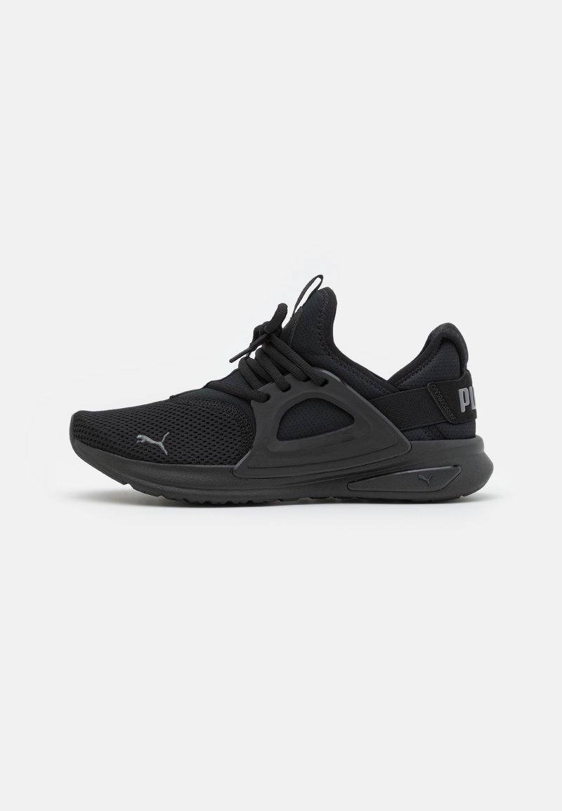 Scarpe sportive nere con tomaia in mesh, suola ammortizzata e design flessibile. Presentano un marchio prominente sul lato e dettagli testurizzati.