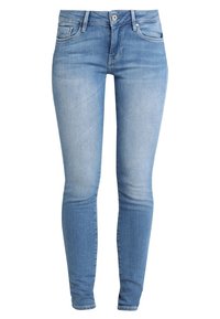 Jeans ajustados en denim azul claro, con un diseño clásico de cinco bolsillos, cierre frontal con botón y un ligero desgastado en los muslos.