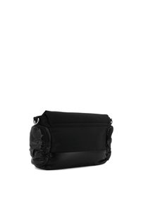 Borsa a spalla nera imbottita con forma rettangolare, superficie testurizzata, chiusura a zip nascosta e dettagli metallici.