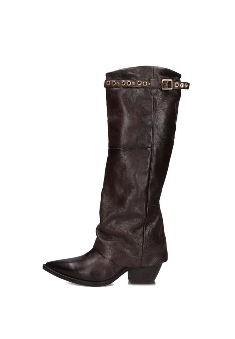 Bruine leren laarzen tot de knie met een puntige neus, een decoratieve band met gouden oogjes en een chunky hak voor extra stabiliteit.