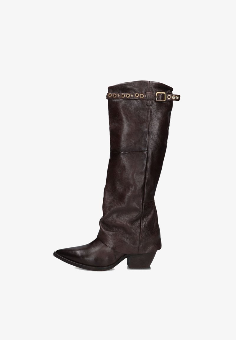 Bruine leren laarzen tot de knie met een puntige neus, een decoratieve band met gouden oogjes en een chunky hak voor extra stabiliteit.
