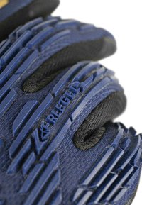 Blauer und schwarzer strukturierter Handschuh mit Gummirillen, der verstärkte Bereiche und ein Branding-Detail aufweist. Entwickelt für Griff und Langlebigkeit.