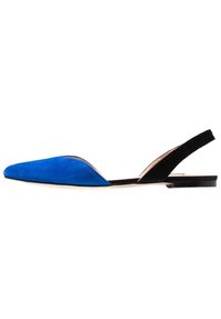 Blaue und schwarze Wildleder-Slingback-Flats mit einer spitzen Zehenpartie und einem niedrigen Absatz. Sie verfügen über einen v-förmigen Ausschnitt am Spann und eine weiche Textur.