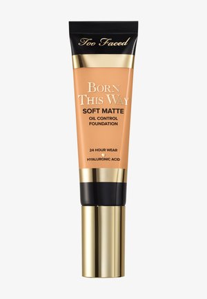 Tube van Too Faced Born This Way Soft Matte oliecontrole foundation met 24 uur houdbaarheid en hyaluronzuur, gouden en zwarte dop.