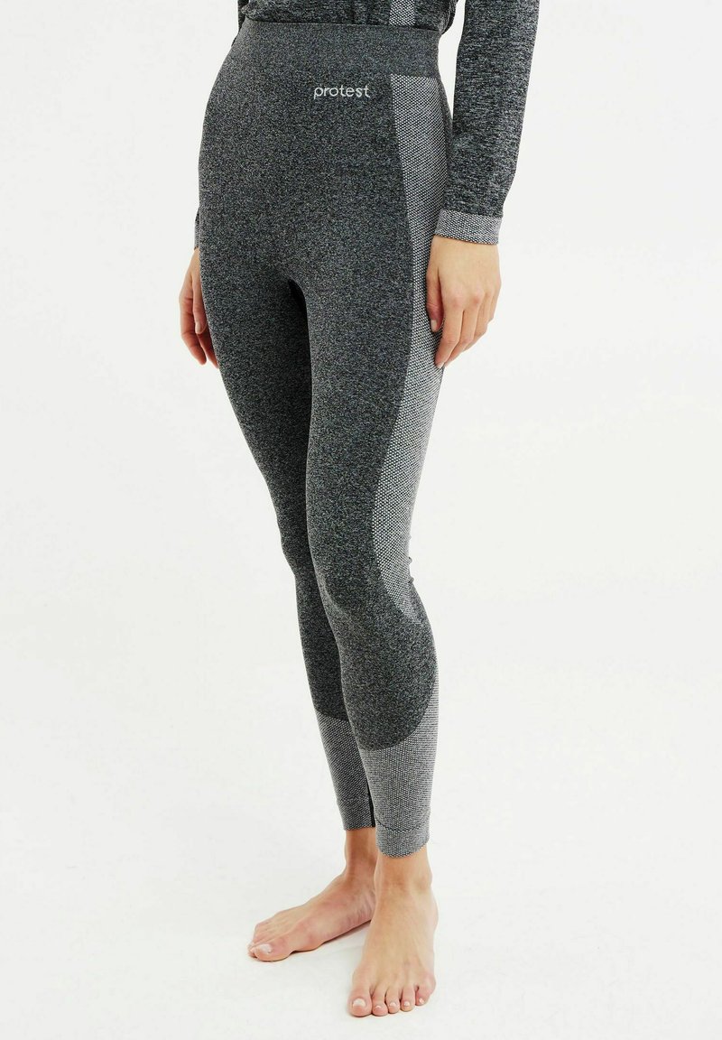Leggings grises de cintura alta, con tejido texturizado y detalles de panel contrastante. La cinturilla presenta el logo "protest".