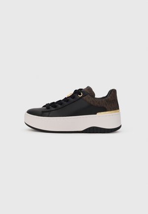 Sneaker basse nera e marrone con suola bianca spessa, occhiello e accento sul tallone dorati, e colletto del tallone marrone a fantasia.